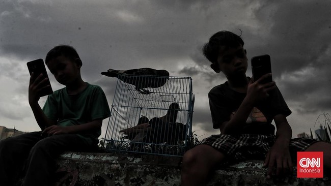 Anak-anak dan remaja menggunakan telepon pintar untuk mengakses sosial media di Jakarta, Sabtu (7/3/2026).  (CNN Indonesia/Adhi Wicaksono)
