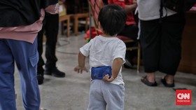 Anak-anak dan remaja menggunakan telepon pintar untuk mengakses sosial media di Jakarta, Sabtu (7/3/2026).  (CNN Indonesia/Adhi Wicaksono)