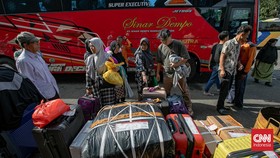 FOTO: Mudik Lebih Awal di Terminal Kampung Rambutan