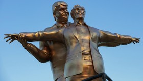 FOTO: Pose Mesra Patung Trump dan Epstein di Washington