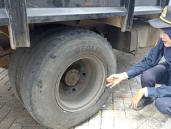 Razia Angkutan di Tulungagung, Truk Sarat Muatan Kedapatan Pakai Ban Retak