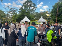 Polda Riau Ngabuburit di Kampus, Bagi-bagi Takjil ke Mahasiswa