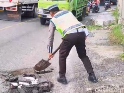 Polisi Tambal Jalan Berlubang di Parepare gegara Kerap Picu Kecelakaan
