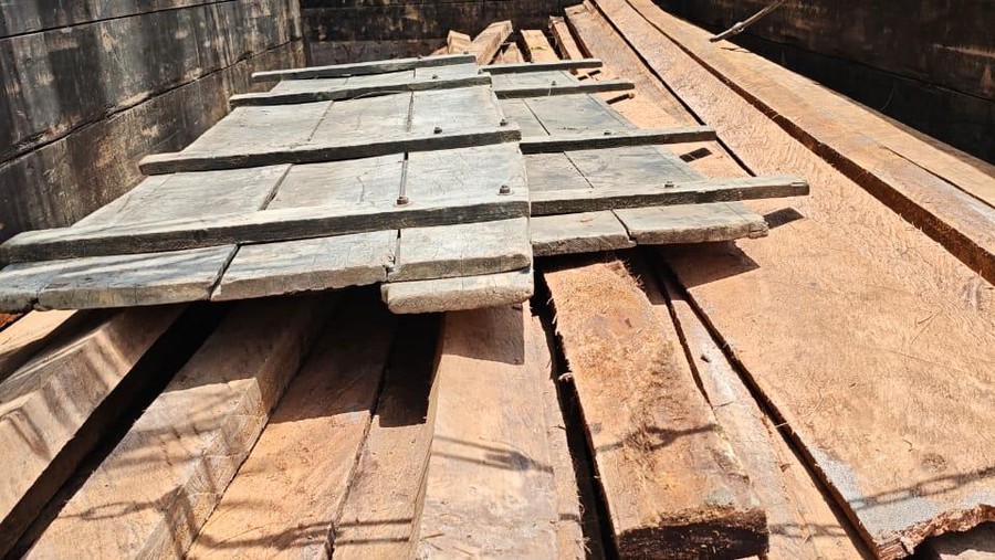 Polres Benkalis&comma; Riau menyergap satu truk bermuatan kayu hasil illegal logging di Kecamatan Siak&comma; Selasa &lpar;10&sol;3&sol;2027&rpar;&period;