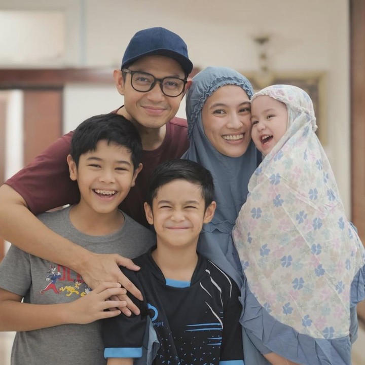<p>Artis Alyssa Soebandono resmi menikah dengan Dude Harlino pada 2014, Bunda. Kini, keduanya telah mengarungi bahtera rumah tangga selama 11 tahun dan sudah dikaruniai tiga orang anak, yakni dua laki-laki dan satu perempuan. Salah satu yang turut mencuri perhatian netizen adalah si sulung, Muhammad Dirgantara Ariendra Harlino. (Foto: Instagram @ichasoebandono / @dude2harlino)</p>