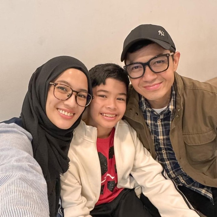 <p>Bocah yang akrab disapa Rendra ini lahir pada 19 Februari 2015. Belum lama ini, dirinya baru saja berulang tahun yang ke-11. Melalui unggahan di Instagram, Alyssa menuliskan pesan manis untuk sang putra. "11 tahun yang lalu, kelahirannya mengubah kehidupan ini. Segala sesuatu yang pertama terjadi, sejak Allah titipkan amanah dalam kandungan. Tanpa terasa, tangisan kecil itu telah sirna&hellip; berubah menjadi suara seorang anak pra remaja. Dengan segala keinginan dan pemikirannya, layaknya anak gen Alpha yang sedang beranjak. Barakallahu fii umrik, Muhammad Dirgantara Ariendra Harlino," tulis Alyssa. (Foto: Instagram @ichasoebandono / @dude2harlino)</p>