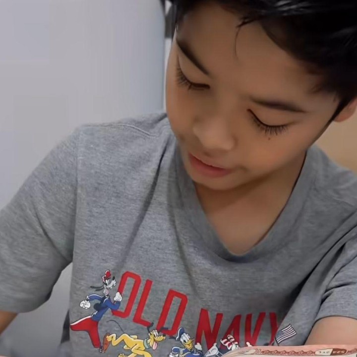 <p>Proses hafalan Rendra ternyata tak mudah baginya. Sebagai seorang Bunda, Alyssa sangat mengerti kesulitan yang dialami oleh putranya itu. "Kali ini, jalannya tak kunjung mudah. Bunda paham sekali. Bagaimana rasanya bernegosiasi untuk dapat bermain disela pembinaannya. Ataupun terkadang mengulang ayat yang sama berkali-kali, hingga rasa lelah menyapa dengan suara seraknya. Pun air mata yang mengalir diujung asa, merasa tak berdaya hingga ingin menyerah," tuturnya. (Foto: Instagram @ichasoebandono / @dude2harlino)</p>