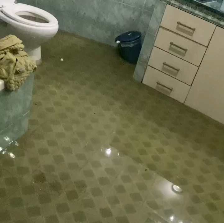 <p>Ia pun mengungkapkan keluh kesah karena rumahnya bukan kali pertama dilanda banjir, Bunda. &ldquo;Gokil ini rumah saya makin kebanjiran lagi, belum juga ada solusi dari pemerintah atau gimana, aduh gimana ya Kebayoran Baru,&rdquo; ujar Katon, dikutip dari laman Instagram <em>@katonbagaskara,</em> Selasa (5/5/2026).&nbsp;(Foto: Instagram @katonbagaskara)</p>