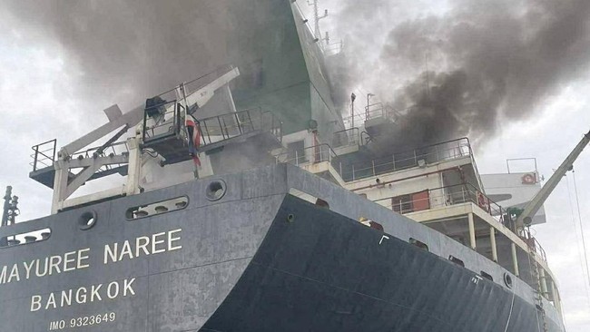 Kapal kargo Thailand diserang di Selat Hormuz. 20 kru diselamatkan, 3 masih hilang. Kementerian Luar Negeri Thailand serukan de-eskalasi.