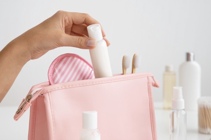 Masukkan personal hygiene kit di tas yang bisa dengan mudah kamu akses dan tidak diletakkan di bagasi./ Foto: Freepik.com
