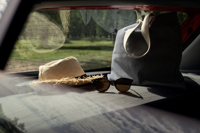 Sunglasses atau kacamata hitam penting untuk melindungi mata saat mudik dari sorotan cahaya matahari yang cukup kuat./ Foto: Freepik.com