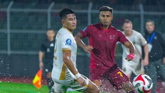 Pelatih Arema FC, Marcos Santos, mengkritik wasit Yudai Yamamoto usai kalah dramatis 1-2 dari Bhayangkara FC dalam laga pekan ke-25 Super League, Selasa (10/3).