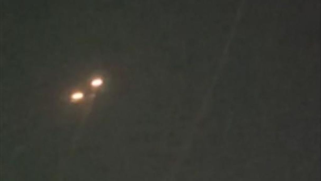 Detik-detik Rudal Iran Melintas di Langit Israel