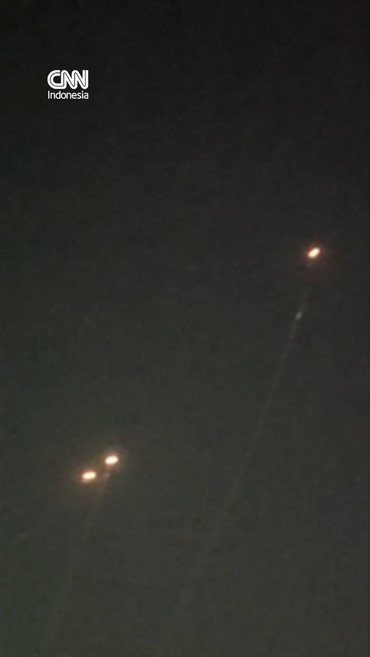 Detik-detik Rudal Iran Melintas di Langit Israel