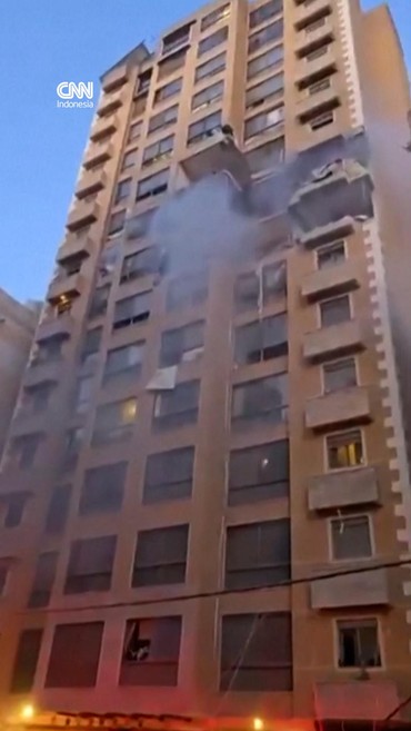 Penampakan Serangan Udara Israel Hantam Apartemen Warga di Beirut