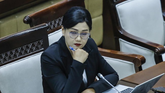 Calon anggota Dewan Komisioner OJK Friderica Widyasari Dewi bersiap mengikuti Uji Kelayakan dan Kepatutan dengan Komisi XI DPR di Kompleks Parlemen, Senayan, Jakarta, Rabu (11/3/2026). Komisi XI DPR menggelar uji kelayakan dan kepatutan (fit and prop