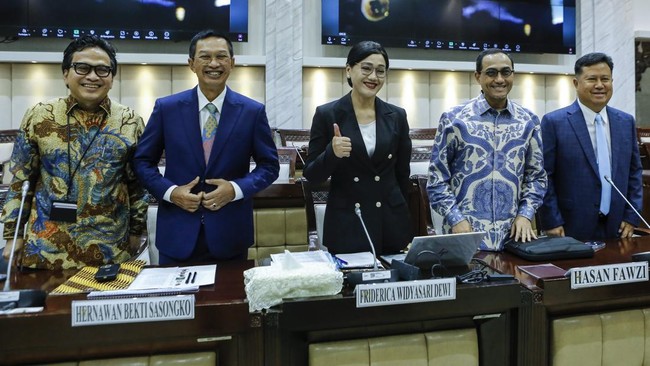 Dalam keputusan tersebut, tujuh anggota Dewan Komisioner OJK diangkat dan mulai menjabat sejak pengucapan sumpah atau janji jabatan.