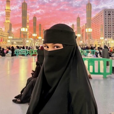 7 Penampilan Beda Vanesha Prescilla Tampil Serba Tertutup & Bercadar saat Umrah