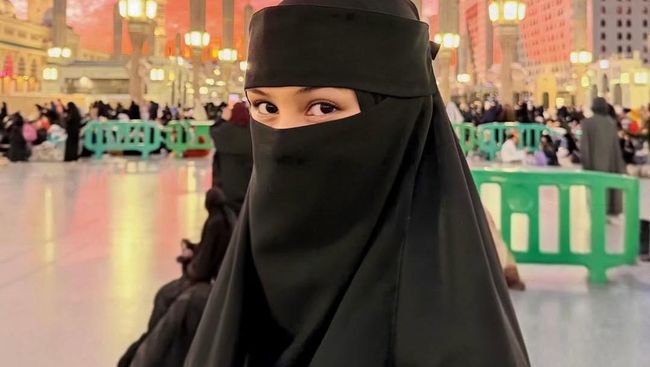 7 Penampilan Beda Vanesha Prescilla Tampil Serba Tertutup dan Bercadar saat Umrah