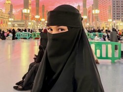 7 Penampilan Beda Vanesha Prescilla Tampil Serba Tertutup & Bercadar saat Umrah