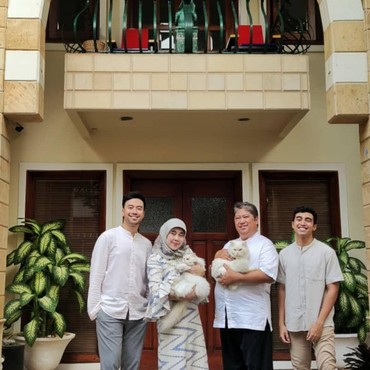 Tinggal Kenangan, 7 Momen Vidi Aldiano & Keluarganya yang Cemara Penuh Kehangatan