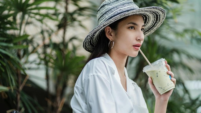 3 Minuman yang Sebaiknya Tidak Dikonsumsi di Usia 40-an agar Kesehatan Terjaga