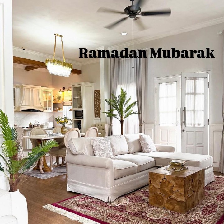 <p>Melalui unggahan di Instagram, Natalie membagikan foto sudut rumahnya yang didekorasi khusus untuk menyambut Ramadhan. Perempuan berusia 42 tahun ini juga sempat mengunggah momen saat membersihkan rumah sebelum mulai dekorasi. "Berbenah menata kembali niat dan tujuan. Sudut kecil untuk doa-doa besar. Menata rumah dengan cinta, menyambut bulan yang mulia," ungkap Natalie. (Foto: Instagram @natalie_sarahs)</p>