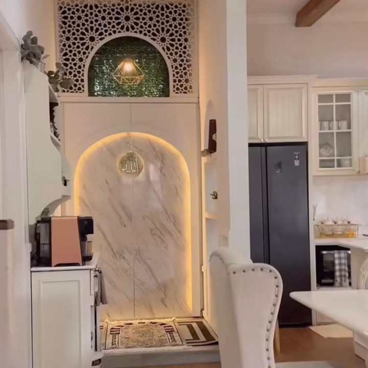 <p>Melipir ke ruang musala, Natalie Sarah berhasil menghadirkan suasana yang hangat di tempat ibadahnya. Bunda bisa melihat satu sajadah, lampu gantung, dan lampu hias di dinding. Meski ruangannya tampak kecil, Natalie berhasil menyulapnya menjadi ruangan yang&nbsp;<em>aesthetic</em> dan nyaman. (Foto: Instagram @natalie_sarahs)</p>