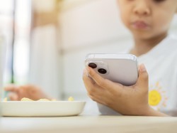 Polandia Larang Anak Pakai HP di Sekolah Mulai 1 September