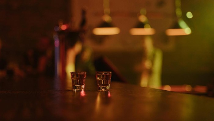 Minum minuman beralkohol perlu dihindari karena dapat mempercepat penuaan dan menyebabkan gangguan kesehatan.