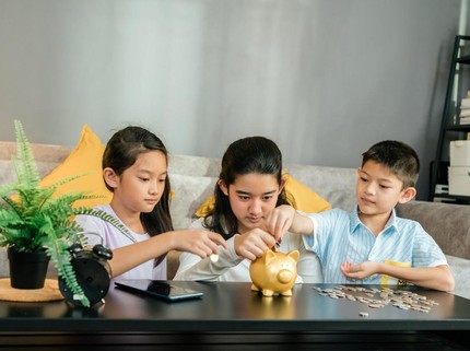5 Cara Mengajari Anak soal Mengelola Uang agar Tidak Boros dan Impulsif