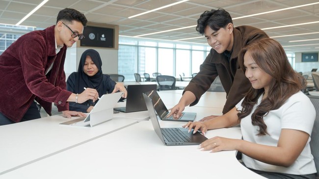 Apple membuka Developer Academy kelima di Jakarta, menampung 100 siswa. Akademi ini mendukung pengembangan keterampilan digital dan kewirausahaan di Indonesia.