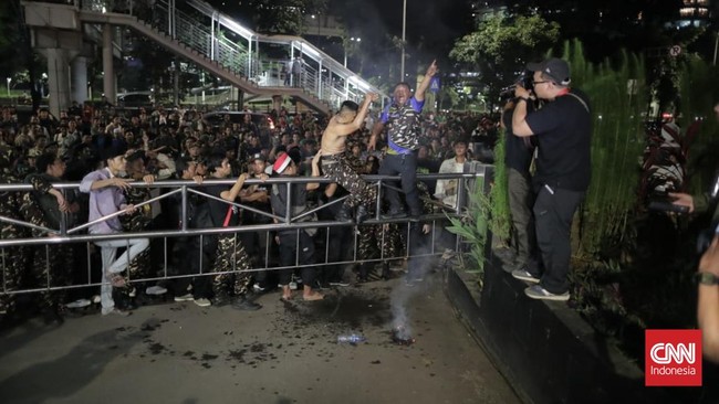 Anggota Banser meninggalkan KPK setelah eks Menag Yaqut Cholil Qoumas ditahan. Ketegangan mereda setelah rekaman suara Ketum PBNU Yahya Cholil Staquf diputar.