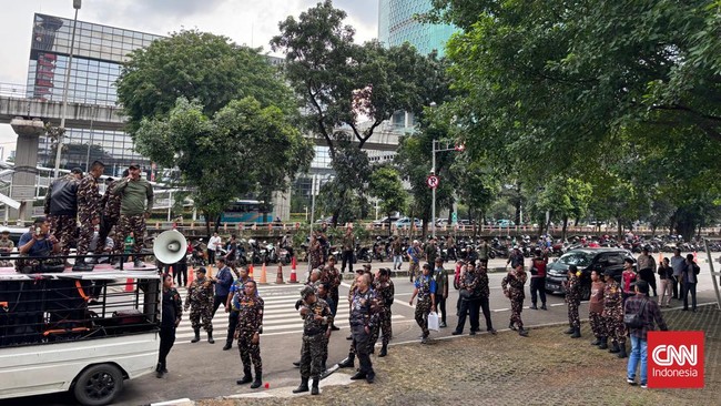 Anggota Banser mengklaim 7 juta kader siap bergerak jika Yaqut Cholil Qoumas dikriminalisasi. Mereka menggeruduk KPK untuk mendukung penasihat mereka.