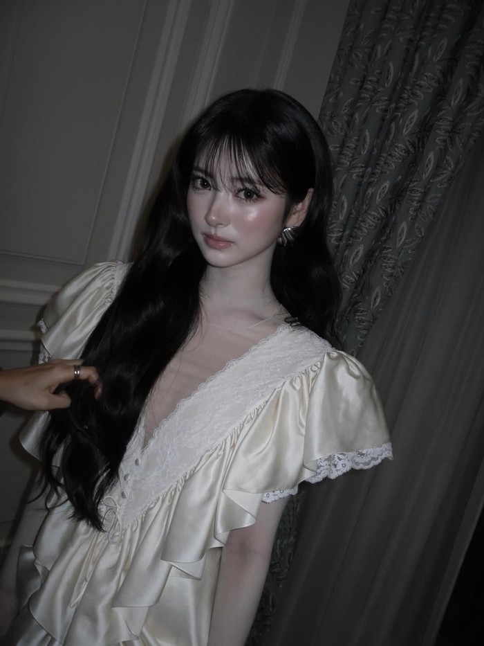 Belakangan ini, MEOVV tengah menjadi sorotan publik setelah beberapa anggotanya terlihat menghadiri Paris Fashion Week atau disingkat PFW beberapa waktu lalu. / Foto: instagram.com/meovv