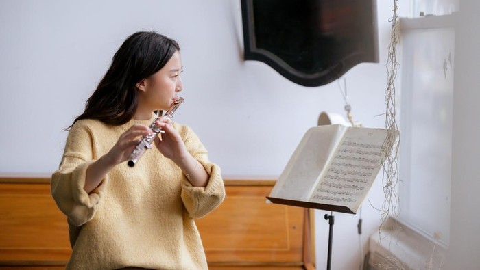 Bermain alat musik. Memainkan instrumen musik akan melatih beberapa keterampilan sekaligus.