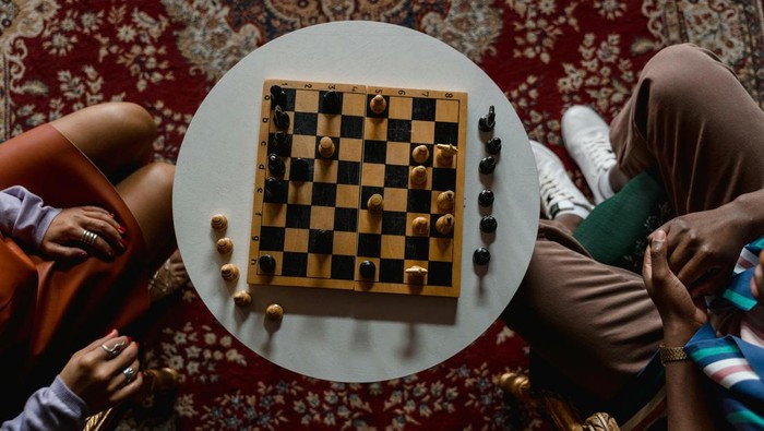 Hobi bermain permainan strategi. Permainan seperti catur melibatkan banyak kemampuan termasuk membaca pola, peluang, dan mempertimbangkan keputusan