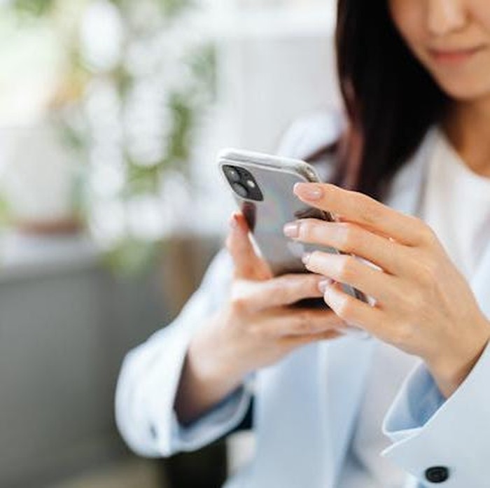 Impuls sendiri adalah dorongan yang muncul secara tiba-tiba untuk melakukan sesuatu. Dalam konteks ini, dorongan tersebut bisa berupa keinginan untuk segera membuka ponsel ketika ada notifikasi, layar menyala, atau bahkan sekadar rasa penasaran untuk melihat apa yang terjadi di media sosial.