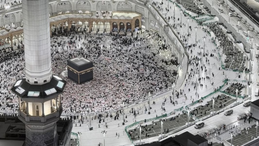 Citra Kirana Ibadah Umrah&comma; Bagikan Momen Buka Puasa di Masjid Nabawi