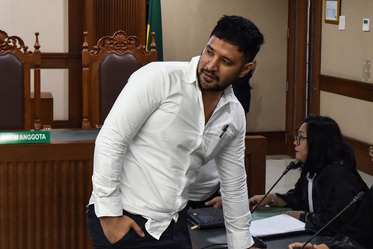 Terdakwa kasus dugaan memperjualbelikan narkotika di dalam Rutan Salemba Muhammad Akbar alias Ammar Zoni mengikuti sidang tuntuttan di Pengadilan Negeri Jakarta Pusat&comma; Kamis &lpar;12&sol;3&sol;2026&rpar;&period; Aktor Ammar Zoni dituntut Jaksa Penuntut Umum &lpar;JPU&rpar; dengan tuntutan sembilan tahun penjara dengan denda Rp500 juta subsider 140 hari penjara&period; ANTARA FOTO&sol;Fakhri Hermansyah&sol;YU