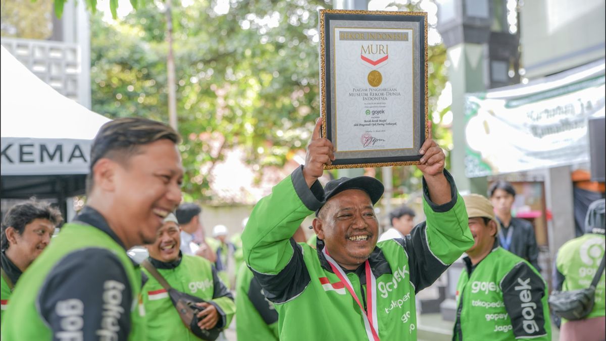 Masuk MURI, Ribuan Mitra Gojek Bersihkan Ratusan Masjid di Indonesia