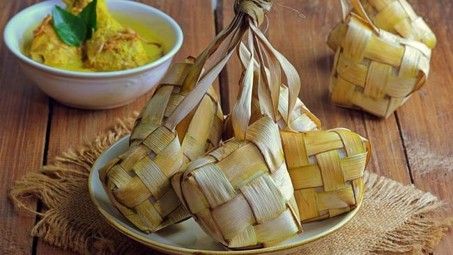 Jenis beras yang digunakan akan sangat memengaruhi hasil akhir ketupat. Lantas, bikin ketupat pakai beras apa cocoknya?