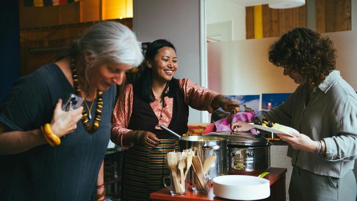 Orang yang beruntung menerima bantuan dari orang lain walaupun tidak diminta.