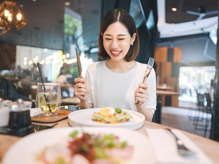 7 Ciri Kepribadian Orang yang Tidak Pilih-pilih Makanan