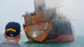 FOTO: 2 Kapal Tanker Asing Diserang di Perairan Irak