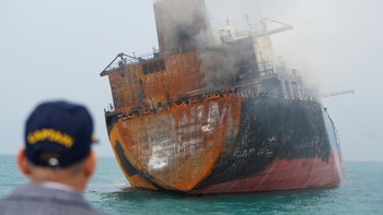 FOTO: 2 Kapal Tanker Asing Diserang di Perairan Irak