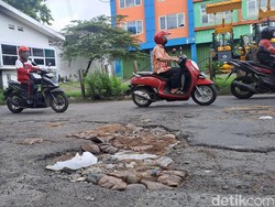 Kepedulian Warga Surabaya Cegah Kecelakaan Akibat Jalan Berlubang