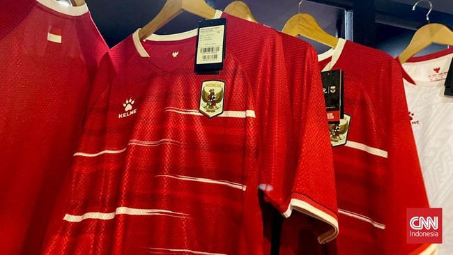 Kelme meluncurkan jersey baru Timnas Indonesia yang terinspirasi dari kesuksesan tahun 1981 saat mengalahkan Jepang dan Australia.