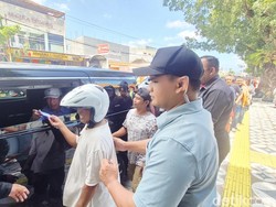 Jokowi Bagi-bagi Amplop dan Paket Sembako di Pasar Jongke Solo