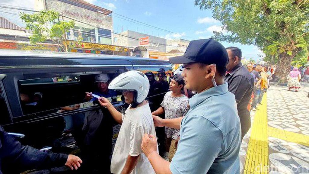 Jokowi Bagi-bagi Uang dan Sembako ke Warga di Pasar Solo